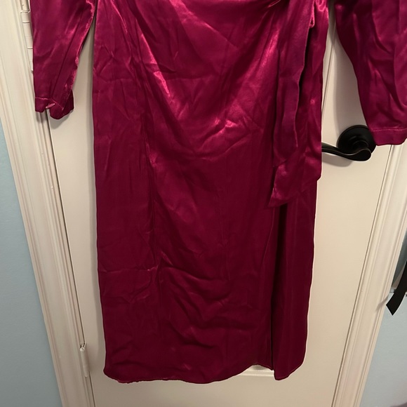 KAREN MILLEN MAGENTA VISCOE SATIN DRESS WITH SHOULDER PADS - Picture 5 of 6